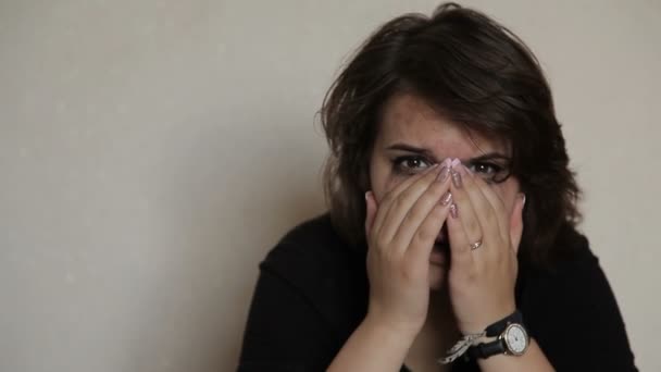 Девочка плачет подростковое самоубийство — стоковое видео