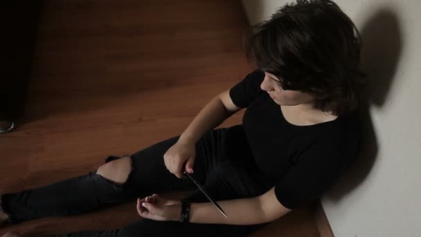 Tiener meisje snijdt haar aderen — Stockvideo