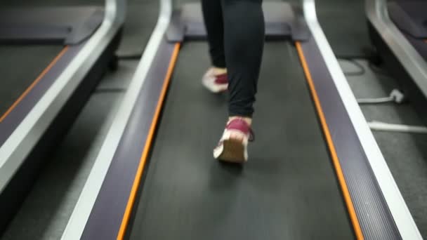 Chica entrena en una cinta de correr — Vídeos de Stock