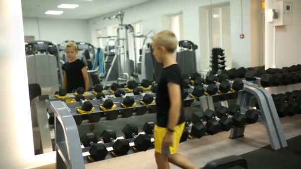 Eğitim dumbbells çocuktur — Stok video