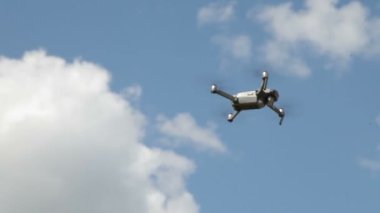 Helikopter gökyüzünde uçar