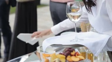 Garson bir kadeh şarap ile bir tepsi tutar