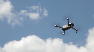 Uçan gökyüzü quadrocopter