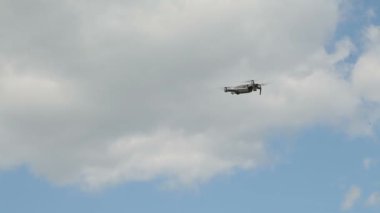 mavi gökyüzünde quadrocopter