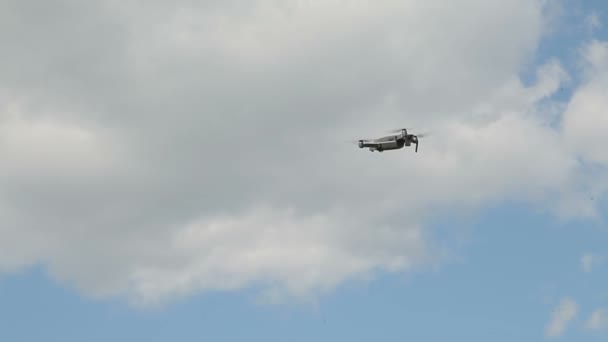 Quadrocopter en un cielo azul — Vídeo de stock