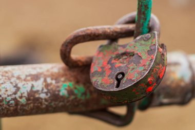 Kırmızı renkli eski asma kilit