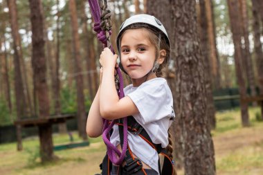 Sigorta ormanın içinde asılı kız dağcı