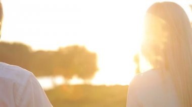 Sevgi dolu çift bir tarih üzerinde parkta yürümek