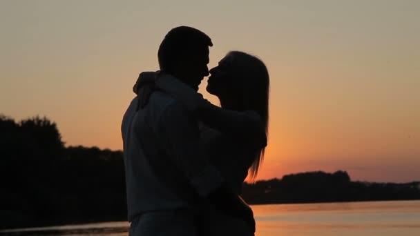 Pareja amorosa al atardecer — Vídeo de stock