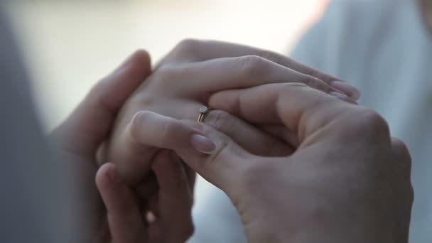 Un hombre le da un anillo a una chica — Vídeo de stock