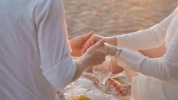 Пара влюбленных на пляже — стоковое видео