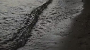 Su dalgaları akşam sahilde