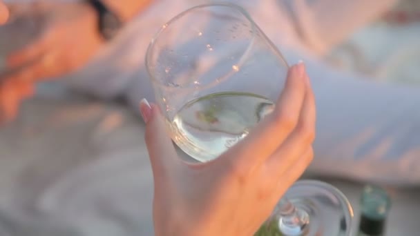A glass of champagne in the hands of a girl — Stock Video