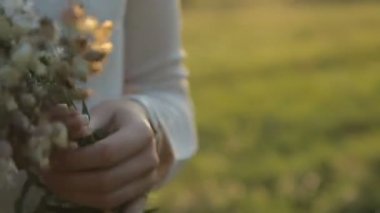 Kız yakın çekim elinde kır çiçekleri