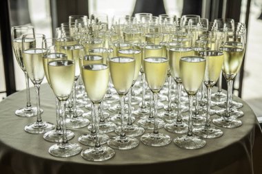 Gözlük ziyafette soğuk şampanya ile