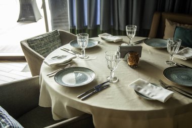 Restoranda, çatal bıçak takımı kaplamalar gözlük ile tedavi tablo