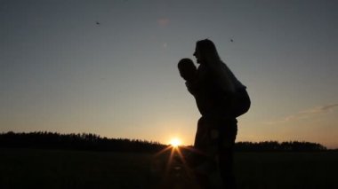 Aşık salıncak günbatımı arka planı