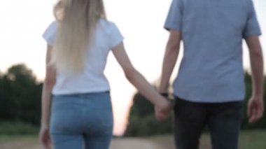 Sevgi dolu bir çift bir orman yolu yürüyor