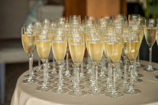 Sporo z okulary z szampanem na stole — Zdjęcie stockowe
