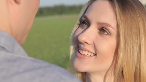 Девушка улыбается парню на улице — стоковое видео