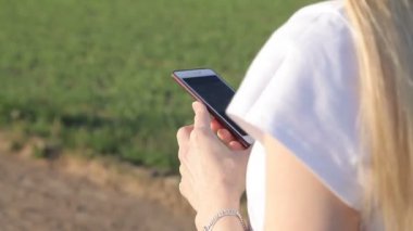 Sarışın kız telefonunda bir mesaj yazma