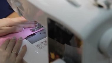 dikiş makinesinde kız diker