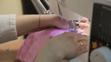 Kadın dikiş makinesi diker