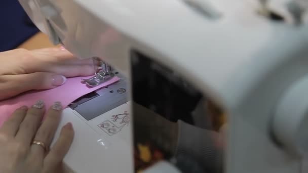La muchacha cose en la máquina de coser — Vídeo de stock