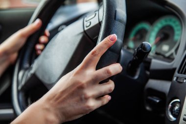 Bir kadın araba sürme, Bayan ellerin gidonun üzerinde