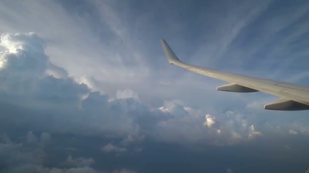 Ala de avión en el cielo y nube en movimiento — Vídeo de stock