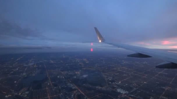 Uitzicht vanaf vliegtuig met vleugel. vliegen over de stad licht en straat 's nachts. — Stockvideo