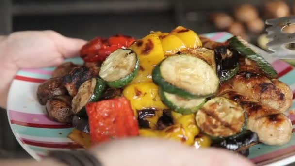 Embutidos y verduras a la parrilla en un plato a la parrilla — Vídeos de Stock