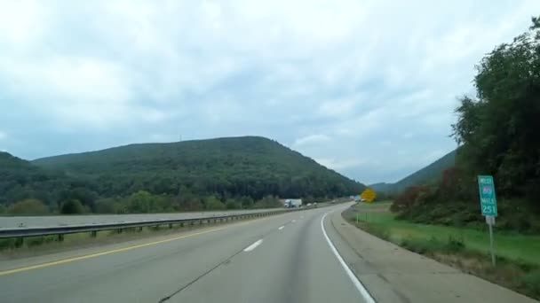 Carretera entre las montañas en América — Vídeos de Stock