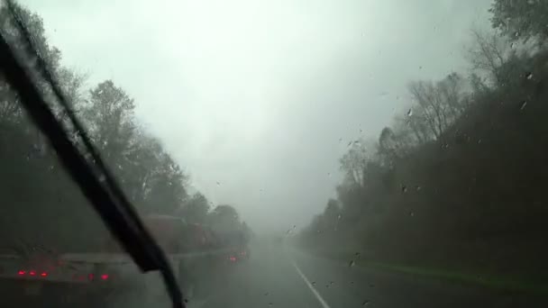 O carro está dirigindo sob forte chuva na estrada — Vídeo de Stock