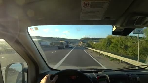 Un conductor masculino está conduciendo en la carretera entregando carga — Vídeo de stock