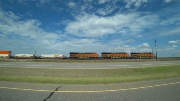 Поезд с автомобилями, путешествующими по рельсам в Америке — стоковое видео