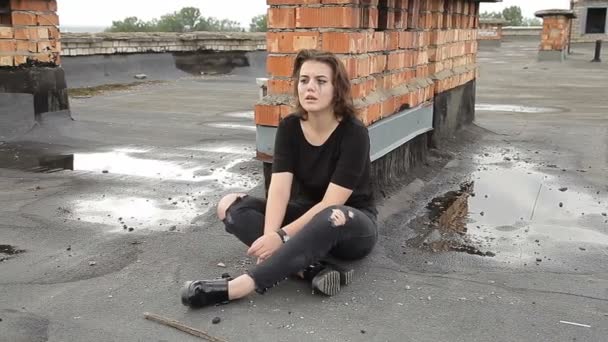 Teen κορίτσι στην κατάθλιψη συνεδρίαση για την οροφή του κτιρίου — Αρχείο Βίντεο