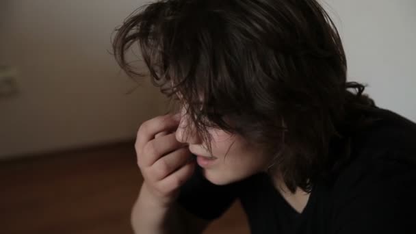Genç kız zihinsel ağlayan üzgün — Stok video