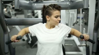 Spor salonunda kız üzerinde simülatörü devreye girer