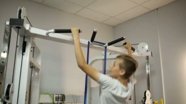 Çocuk spor salonunda yukarı çeker