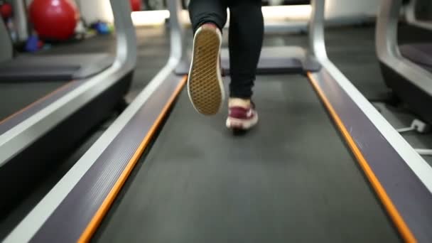 Burning calories on a treadmill — Stock Video