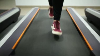 Spor salonunda treadmill yürüyüş