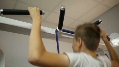 Çocuk jimnastik salonu çubuğunda yukarı çeker