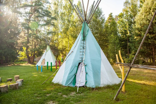 Tipi habitando, El wigwam en el bosque — Foto de Stock