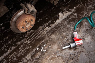 bir tekerlek, bir cıvata gevşeme silahı olmayan bir araba