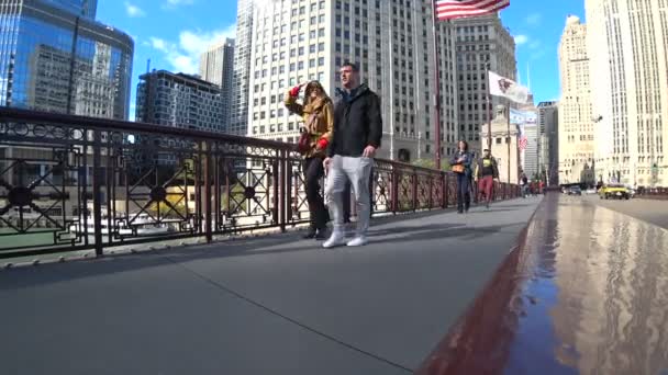 Chicago, illinois usa - 18. Oktober 2018: Menschen gehen auf der Chicagoer Brücke — Stockvideo