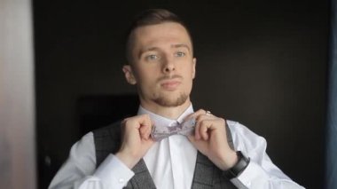 Bir adam Giydir ve papyon düzeltiyor