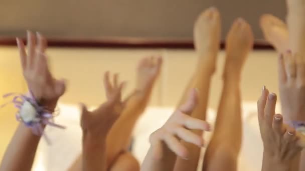 Les filles s'amusent mains et jambes levées — Video