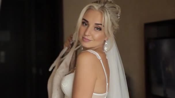 Novia tratando en vestido de novia — Vídeo de stock