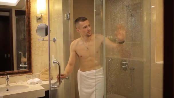 샤워 후 젊은 남자 — 비디오